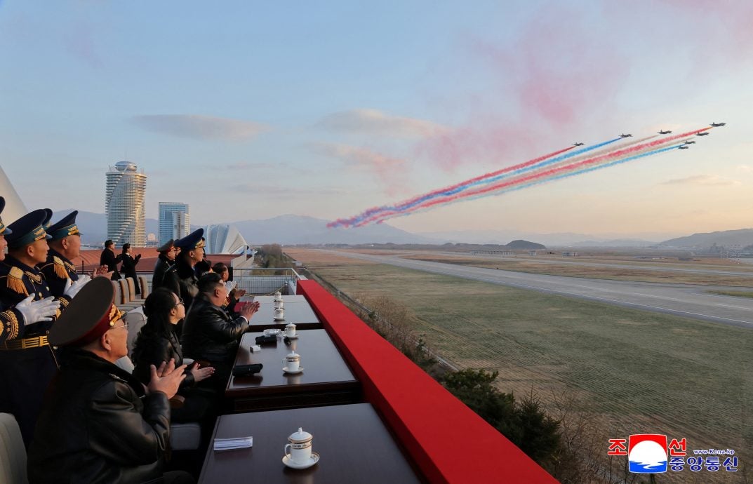 朝鲜空军成立80周年 金正恩携女出席庆祝活动