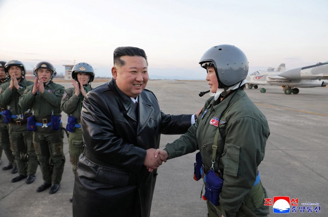 朝鲜空军成立80周年 金正恩携女出席庆祝活动