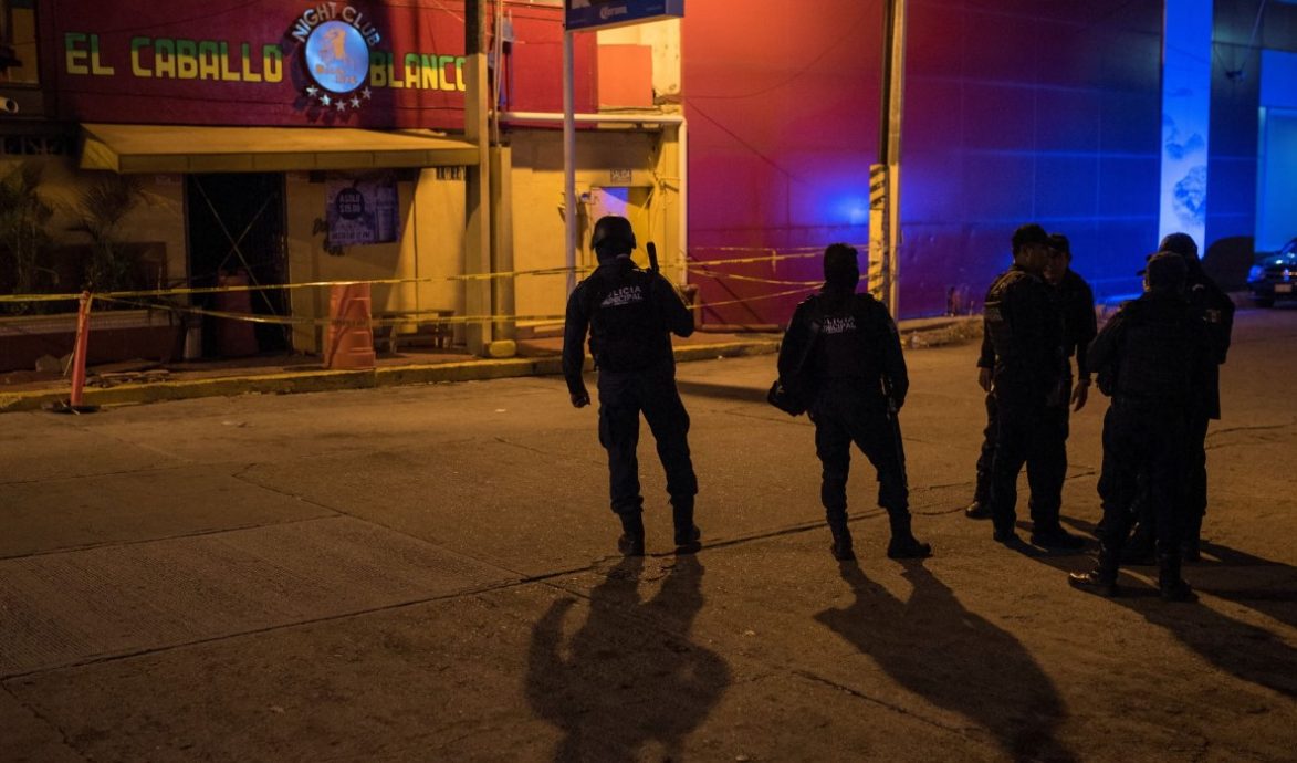 枪手创酒吧开火致7死 警方介入调查