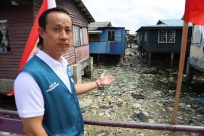 沙巴州选 | 柯伟阳拜票上公厕没水 “执政5年解决不了水供”