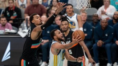 柯里猛轰46分导演逆转  勇士力挫马刺走出低潮