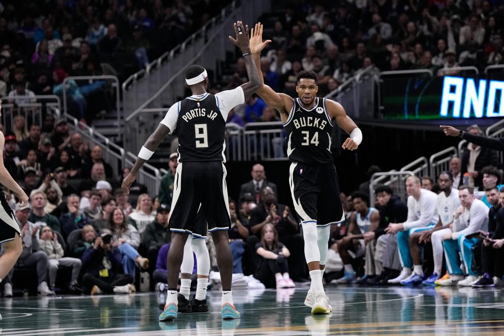 柯里背靠背轰40+双杀马刺 公鹿季中赛小组全胜