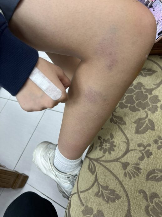 校园霸凌又一起 女生撞到学长 遭三楼拖到一楼强剪发