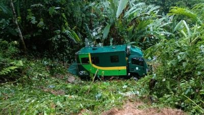 森林局罗里坠5公尺山沟 警：因下雨路窄湿滑失控