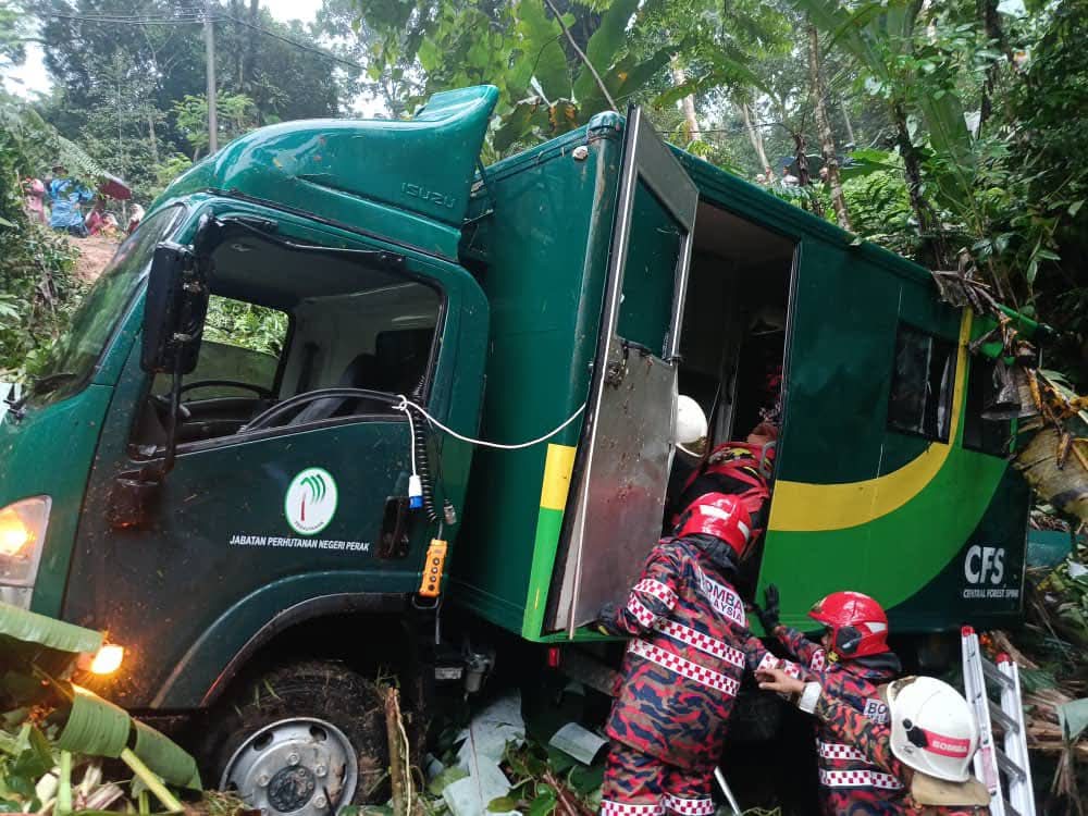 森林局罗里失控坠入山沟 12人伤 1人伤势严重