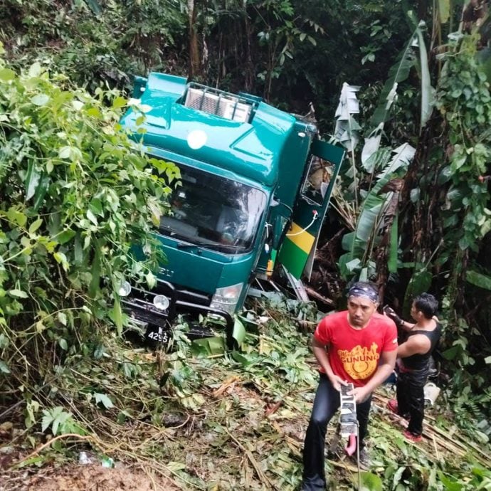 森林局罗里失控坠入山沟 12人伤 1人伤势严重