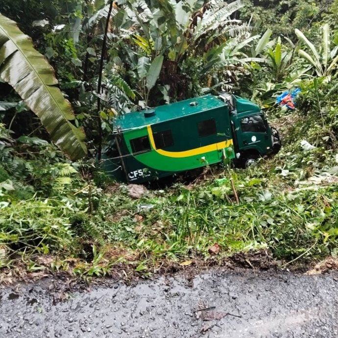 森林局罗里失控坠入山沟 12人伤 1人伤势严重
