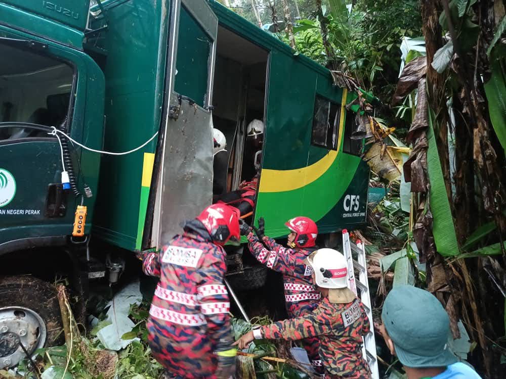 森林局罗里失控坠入山沟 12人伤 1人伤势严重