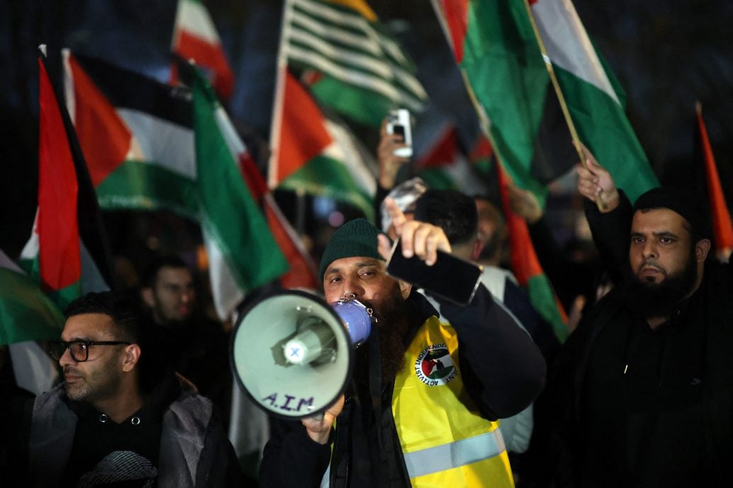 欧联杯| 维拉斗马卡比场外爆发示威  英警方逮捕11人