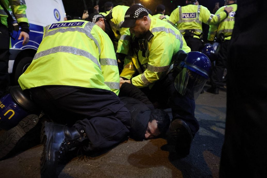 欧联杯| 维拉斗马卡比场外爆发示威  英警方逮捕11人