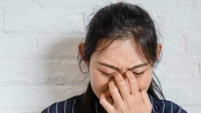 残障父为女儿学费替人按摩赚钱 女大学生泪崩“以为他没在意我”