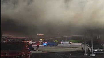 民众以消防栓接水协助灭火 怡一购物中心停车场火烧4车