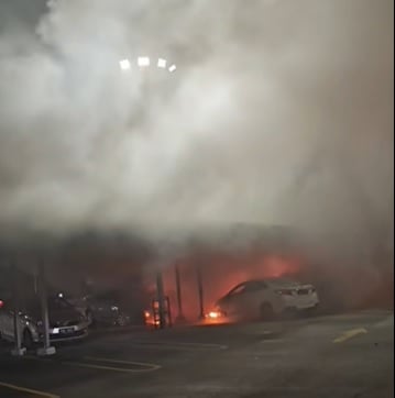 民众以消防栓接水协助灭火 怡一购物中心停车场火烧4车