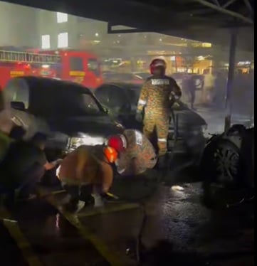 民众以消防栓接水协助灭火 怡一购物中心停车场火烧4车