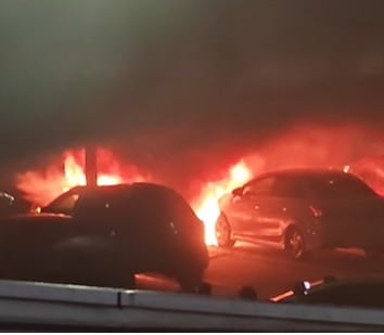 民众以消防栓接水协助灭火 怡一购物中心停车场火烧4车