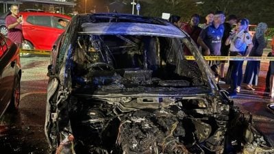 民众以消防栓接水协助灭火 怡保一购物中心停车场火烧4车