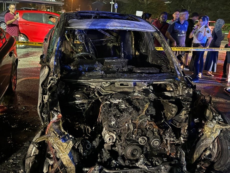 民众以消防栓接水协助灭火 怡一购物中心停车场火烧4车