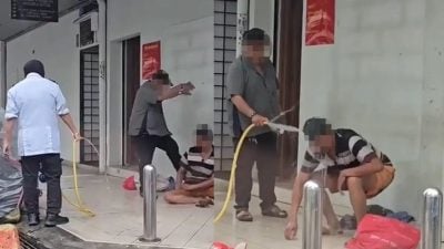 水淋脚踢流浪汉| “鞋匠顾客鞋沾粪便” 女子指流浪汉随地大小便