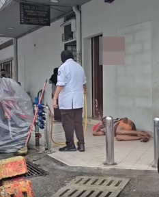 水淋脚踼流浪汉　男路人女保安无情行为被录下