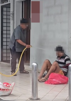 水淋脚踼流浪汉　男路人女保安无情行为被录下