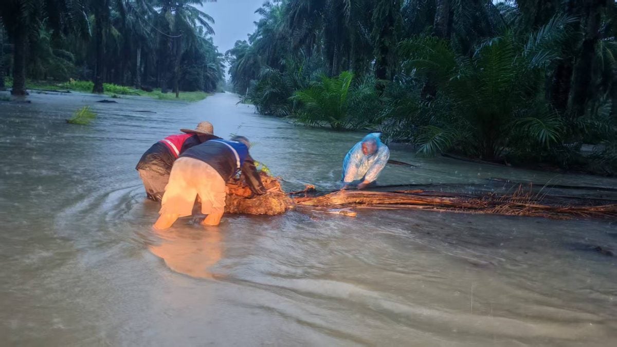 水灾无情 人间有情 社区治安队出动救灾