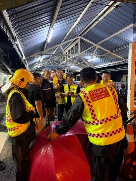 水灾无情 人间有情 社区治安队出动救灾