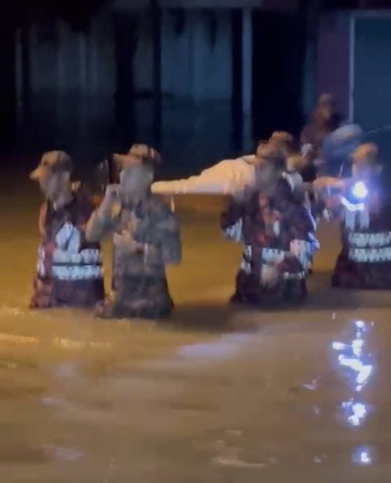 水灾无情 人间有情 社区治安队出动救灾