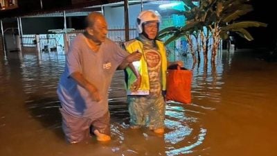 水灾无情 人间有情   社区治安队挺身救灾