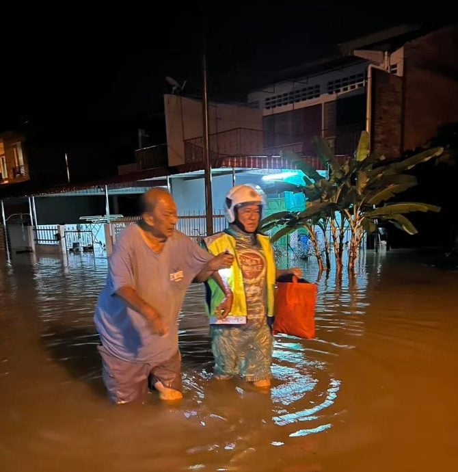 水灾无情 人间有情 社区治安队出动救灾