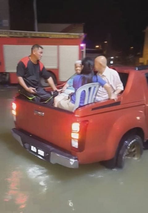 水灾无情 人间有情 社区治安队出动救灾