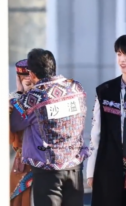 沙溢录《跑男》2度亲吻宋雨琦?画面疯传网轰:边界感呢