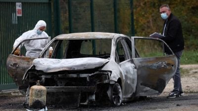 法国一汽车撞行人5伤 嫌犯纵火烧车