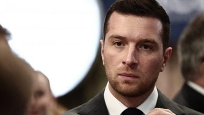 法国极右翼领导人巴德拉 一周两次被扔鸡蛋面粉