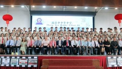 波中83名毕业生挥别青春 新董事长勉励迎接未来挑战