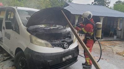 波赖客货车起火 无人伤亡