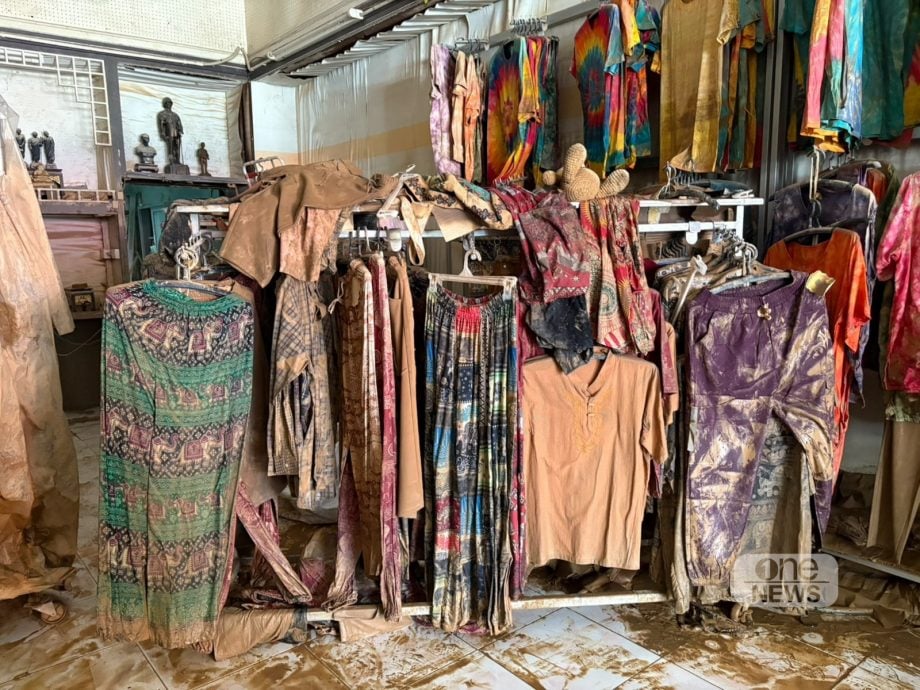 泰南大水灾|水灾夺走毕生积蓄 服装店老板痛哭甩卖换现金 “我70岁了怎么重新开始?”