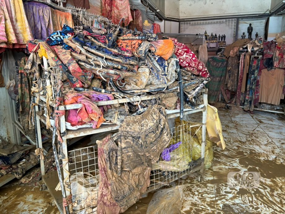 泰南大水灾|水灾夺走毕生积蓄 服装店老板痛哭甩卖换现金 “我70岁了怎么重新开始?”