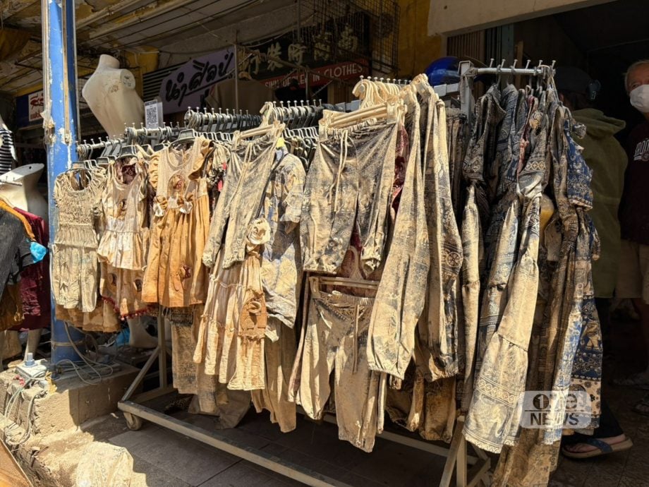 泰南大水灾|水灾夺走毕生积蓄 服装店老板痛哭甩卖换现金 “我70岁了怎么重新开始?”