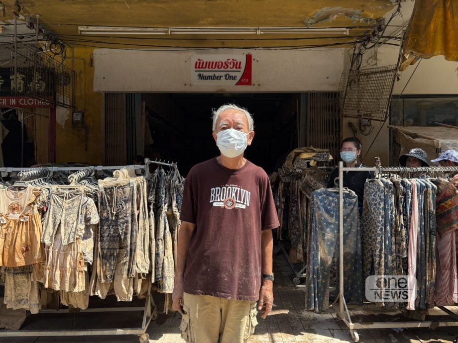 泰南大水灾|水灾夺走毕生积蓄 服装店老板痛哭甩卖换现金 “我70岁了怎么重新开始?”