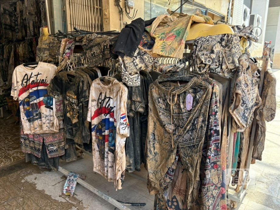泰南大水灾|水灾夺走毕生积蓄 服装店老板痛哭甩卖换现金 “我70岁了怎么重新开始?”
