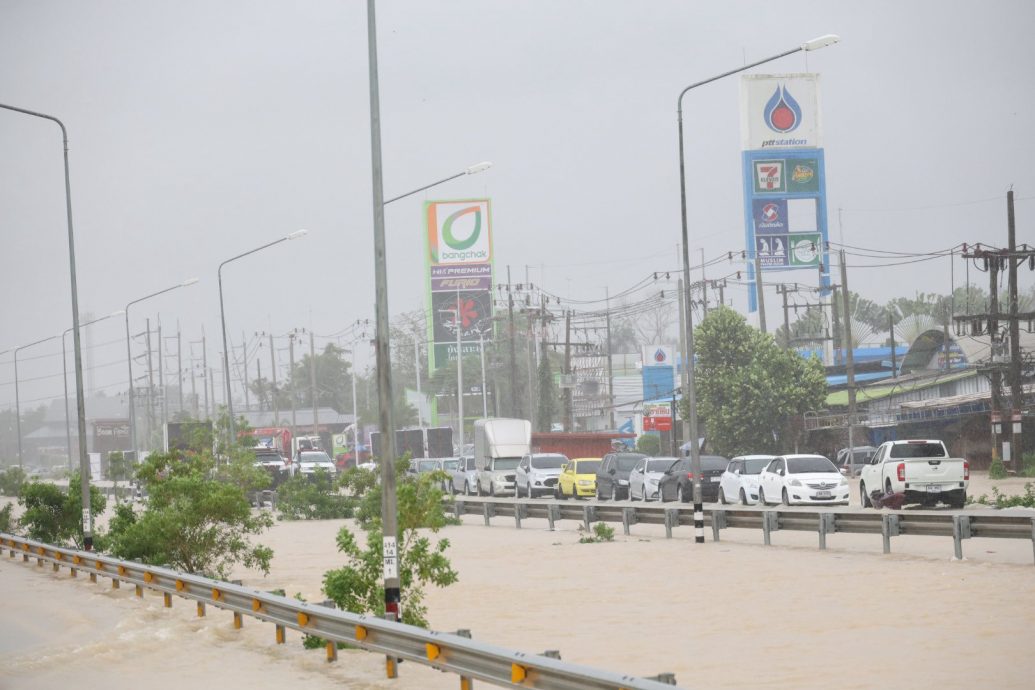泰南大水灾/图辑/房子车辆都淹没 带你看合艾洪水围城