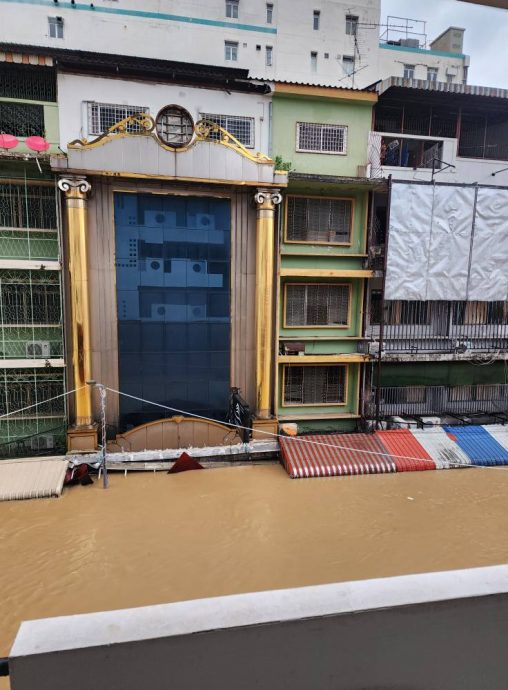 泰南大水灾/图辑/房子车辆都淹没 带你看合艾洪水围城