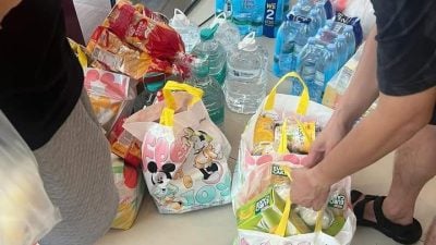 泰南大水灾 | 志工奔走救人 市民煮粥派食 合艾灾区人情暖心