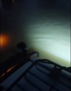 泰南大水灾/携物资赴合艾救灾反被困!3大马男弃车保命