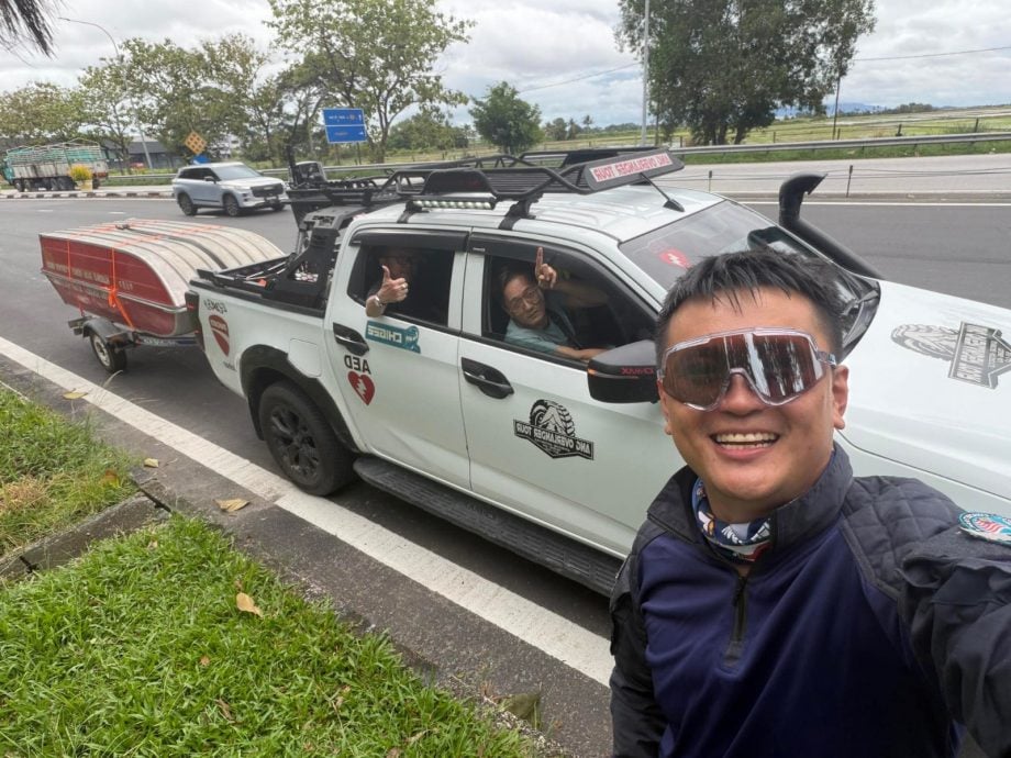 泰南大水灾/携物资赴合艾救灾反被困!3大马男弃车保命