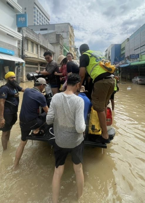泰南大水灾｜水位下降 万宜和沙登志消队助224马泰受困者撤离