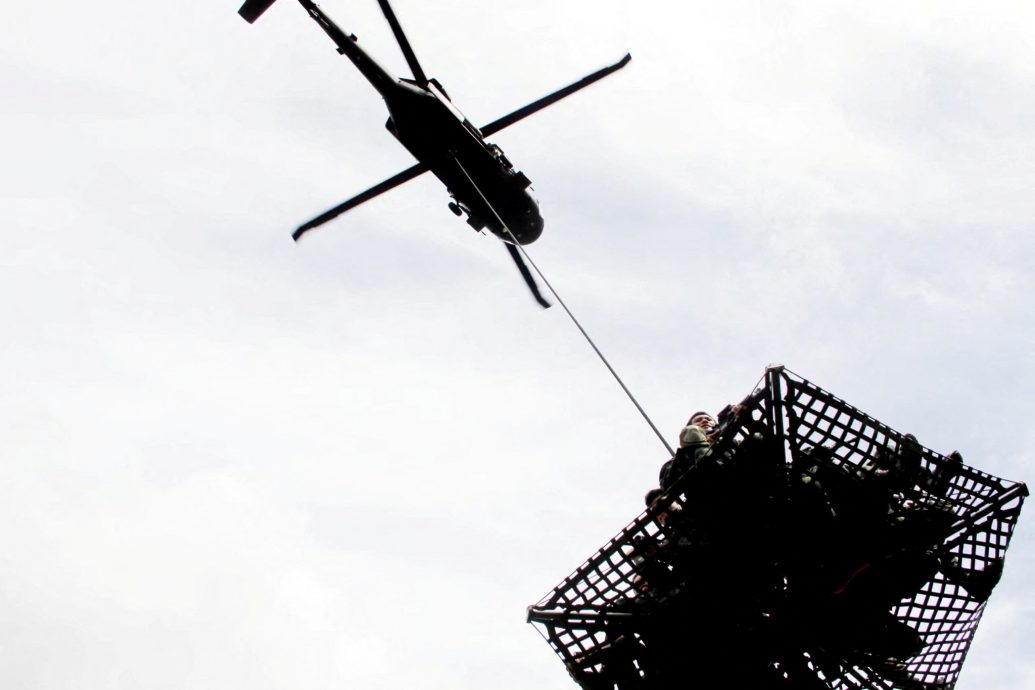 泰南洪灾致33死 军方出动直升机空运危重病人