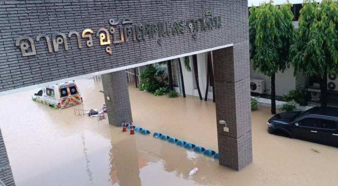 泰国南部持续洪灾 医院氧气供应不足病人紧急转院