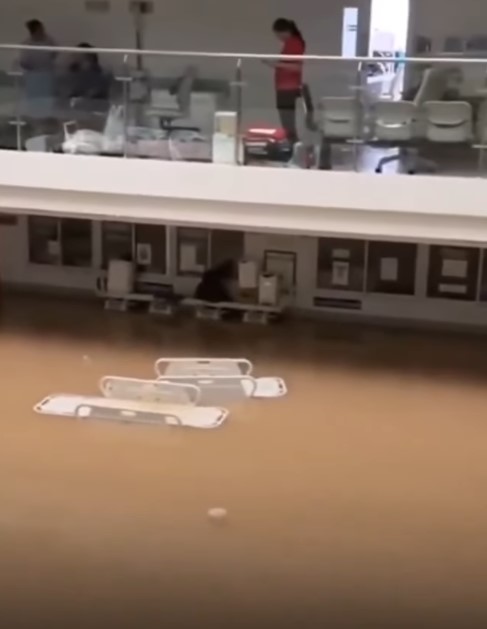 泰国南部持续洪灾 医院氧气供应不足病人紧急转院