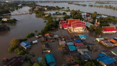 泰国大城府洪水泛滥 数十座古庙被淹